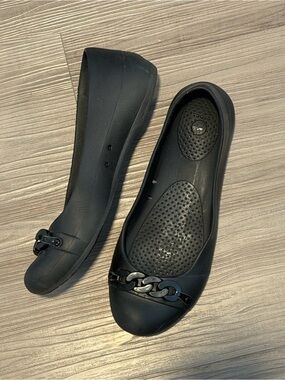 Black Women's Crocs Ballet Flats with Chain Accent - size 7